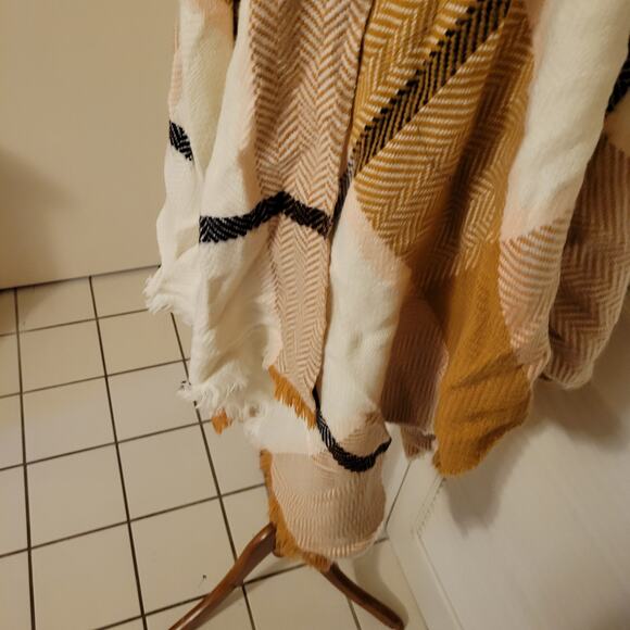 Old Navy Plaid Fringe Fall Shawl One Size Tan Cream Blanket Wrap - Picture 5 of 8